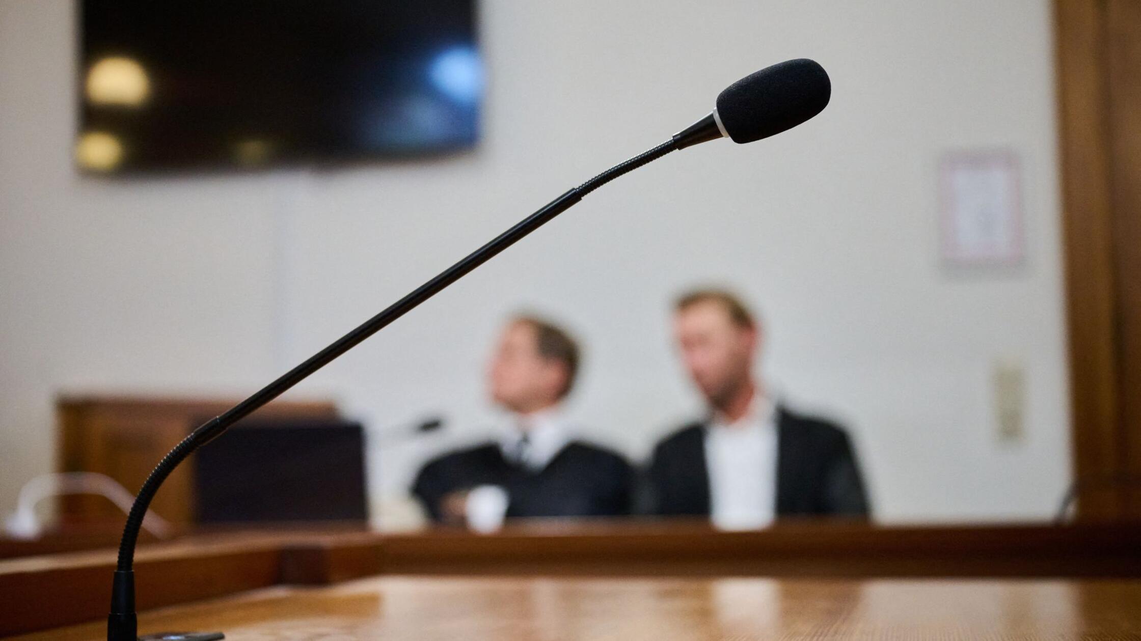 Der angeklagte Christian B. (r) sitzt mit seinem A