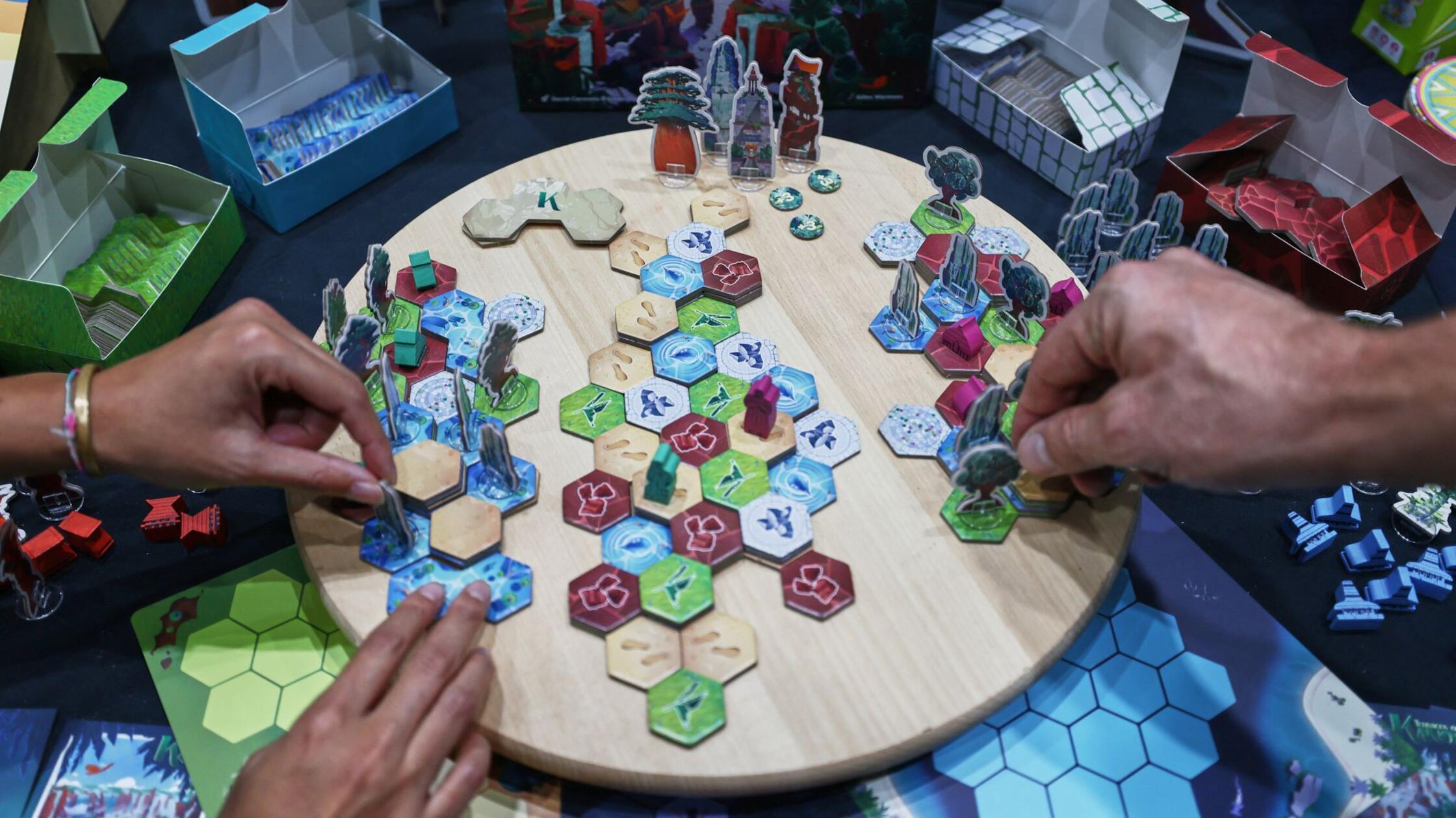 Menschen spielen auf der Publikumsmesse "Spiel Ess