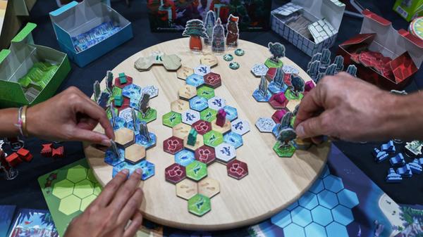 Menschen spielen auf der Publikumsmesse "Spiel Ess