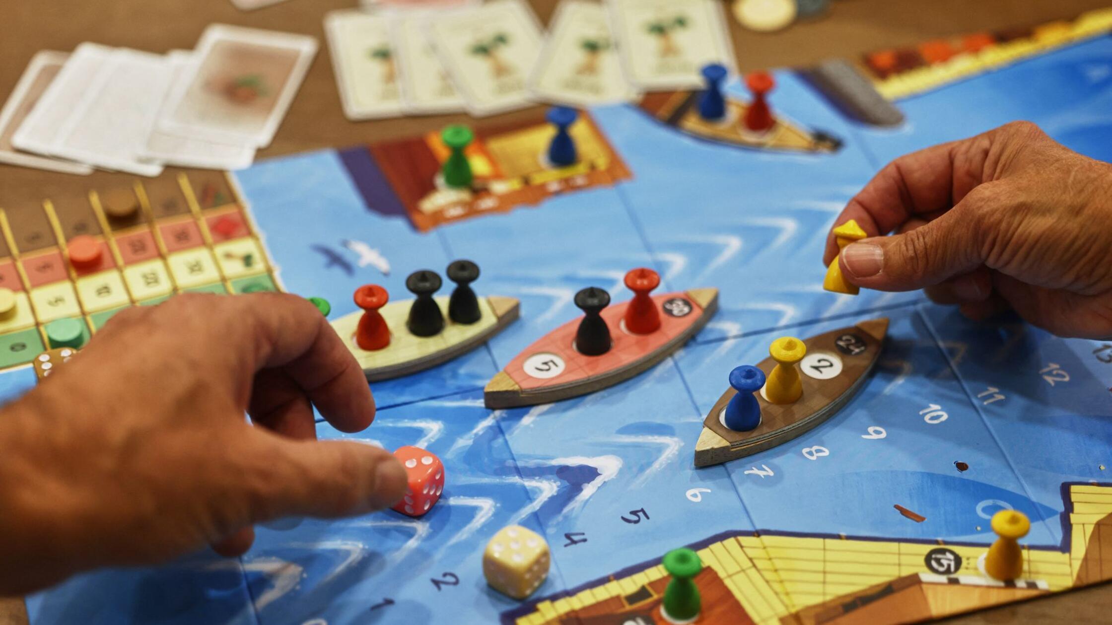 Menschen spielen auf der Publikumsmesse "Spiel Ess