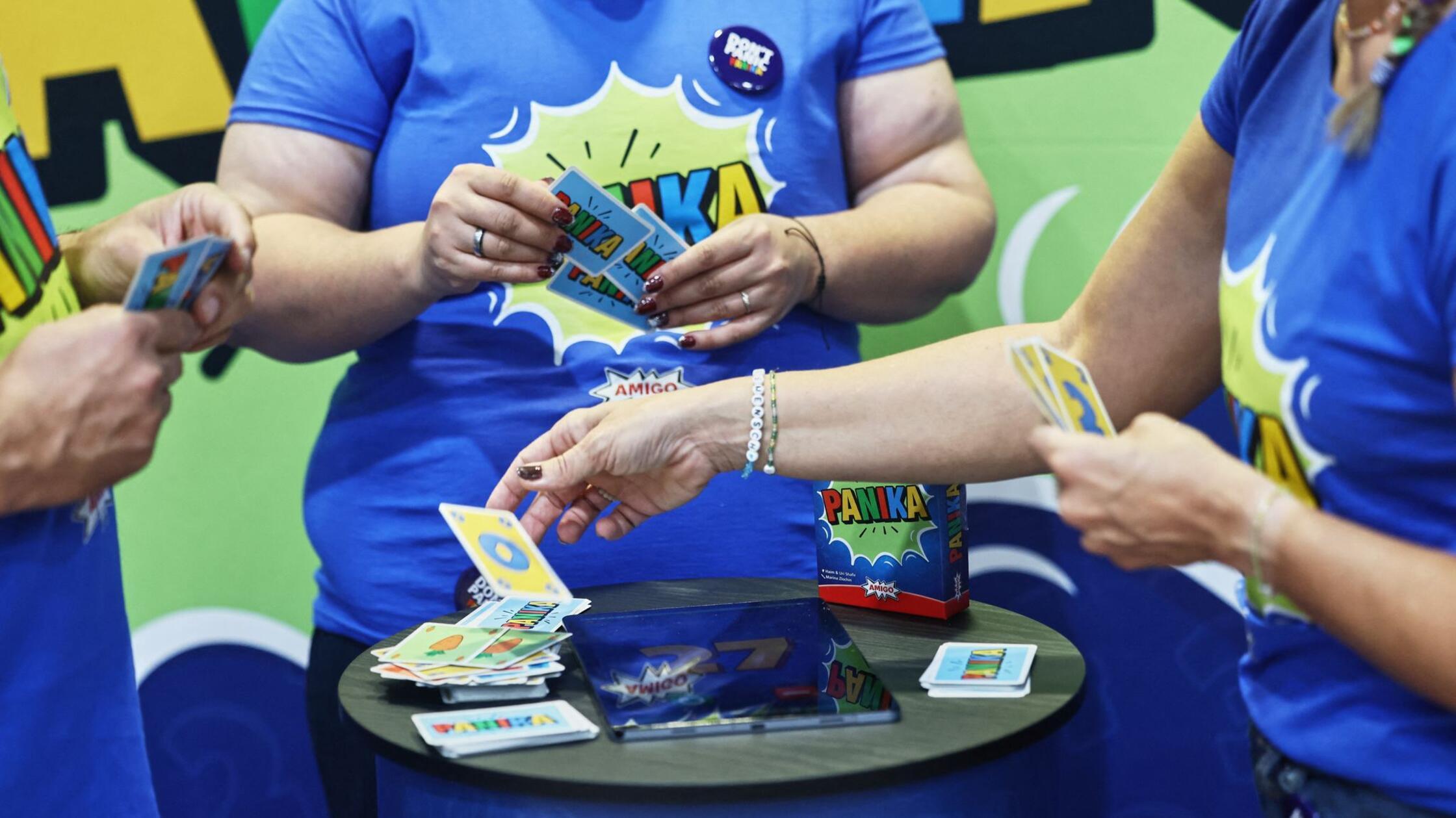 Menschen spielen auf der Publikumsmesse "Spiel Ess