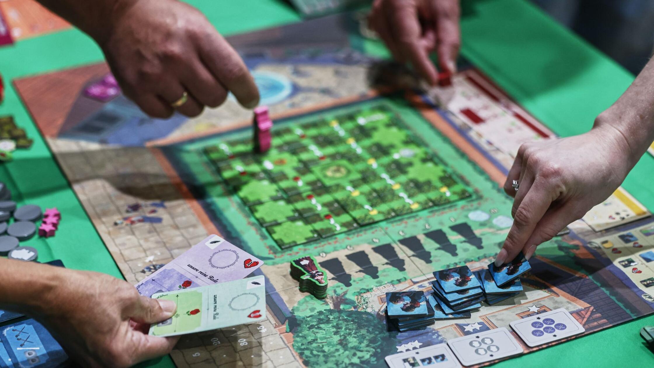 Menschen spielen auf der  Publikumsmesse "Spiel Es