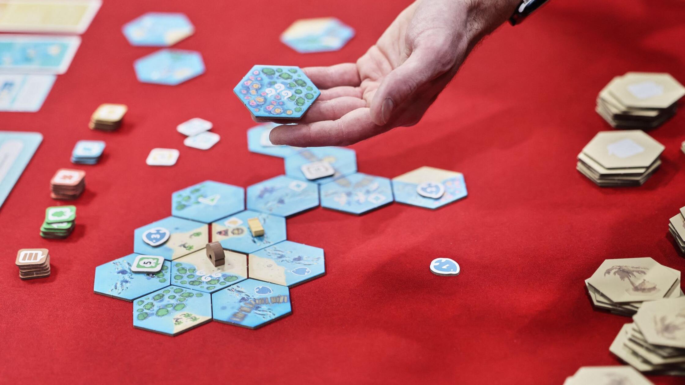 Ein Mann führt auf der Publikumsmesse "Spiel Essen