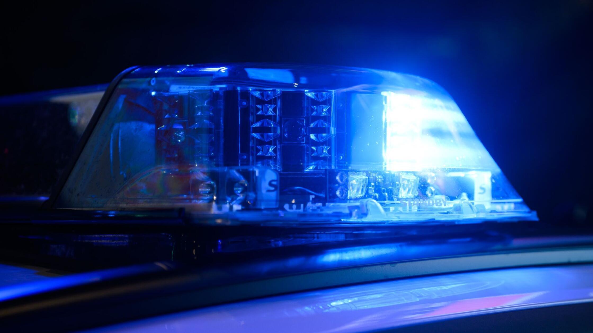 Ein Blaulicht leuchtet auf einem Einsatzfahrzeug d