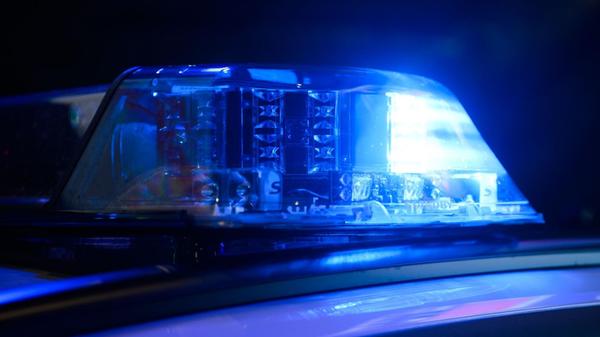 Ein Blaulicht leuchtet auf einem Einsatzfahrzeug d