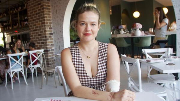 Die Australierin Leah Stewart in einem Café in Mar
