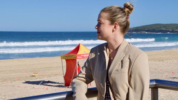 Die Australierin Leah Stewart in Maroubra, einem V