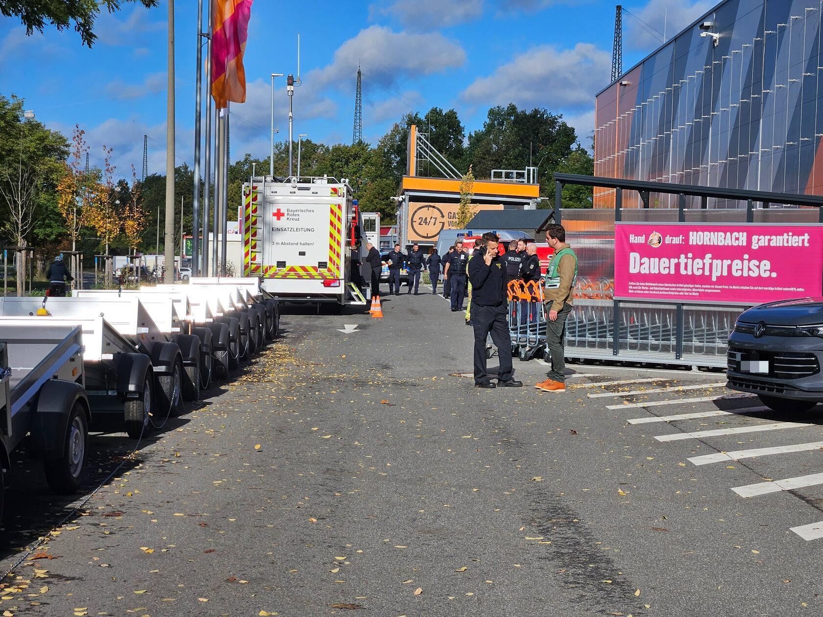Der Fundort des Blindgängers liegt im südöstlichen Bereich des Südfriedhofs zwischen der Trierer Straße und der Schnorrstraße am Nürnberger Rangierbahnhof. Die zuständigen Behörden und Einsatzkräfte sind vor Ort, um die Sicherheitsmaßnahmen zu koordinieren. 