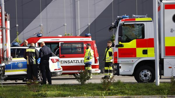 Aufgrund des Fundes kommt es zu erheblichen Einschränkungen im öffentlichen Nahverkehr: Die Buslinie E5 fährt nur noch bis zur Saarbrückener Straße und wendet dort, während die Haltestelle in der Worzeldorfer Straße nicht bedient werden kann. Die Buslinie 68 wird großräumig über die Münchener Straße und die A73 umgeleitet, weshalb die Haltestellen Kornburger Straße, Schwander Straße, Herpersdorfer Straße und Worzeldorfer Straße vorerst entfallen.
