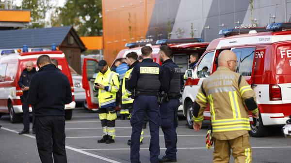 Der Blindgänger liegt den Angaben der Stadt zufolge an der Oberfläche und soll heute noch entschärft werden.