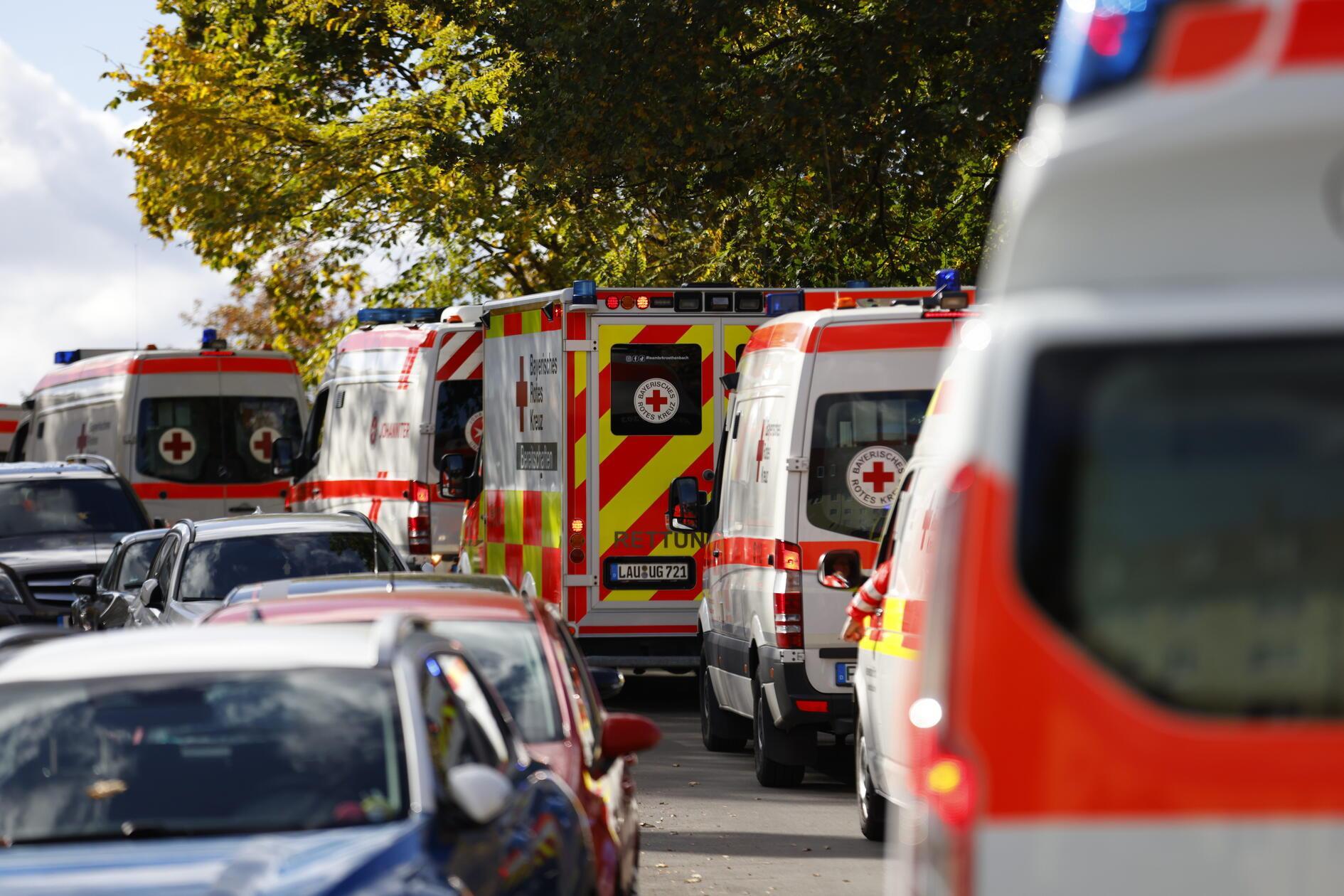 Derzeit sind rund 500 Kräfte von Feuerwehr, Polizei, THW und Rettungsdiensten vor Ort. Allein von den Hilfsorganisationen sind rund 200 Einsatzkräfte mit 60 Fahrzeugen, darunter über 20 Schnelleinsatzgruppen mit 40 Transportfahrzeugen, im Einsatz, um die Evakuierungsmaßnahmen im Sperrgebiet zu koordinieren.