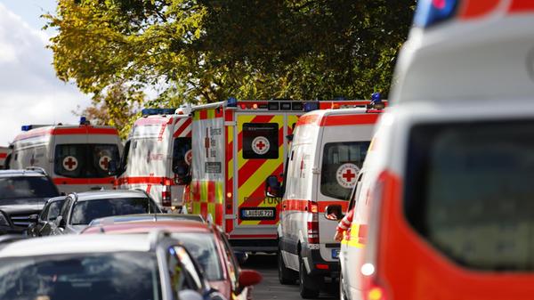 Derzeit sind rund 500 Kräfte von Feuerwehr, Polizei, THW und Rettungsdiensten vor Ort. Allein von den Hilfsorganisationen sind rund 200 Einsatzkräfte mit 60 Fahrzeugen, darunter über 20 Schnelleinsatzgruppen mit 40 Transportfahrzeugen, im Einsatz, um die Evakuierungsmaßnahmen im Sperrgebiet zu koordinieren.