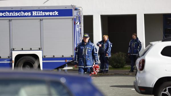 Eine besondere logistische Herausforderung stellt die Räumung einer Kindertagesstätte sowie des Seniorenheims in der Klenzestraße dar: Die rund 120 Bewohnerinnen und Bewohner, von denen viele auf liegende Transporte angewiesen sind, werden im Seniorenheim in der Herbartstraße untergebracht bzw. in andere Pflegeeinrichtungen verlegt.