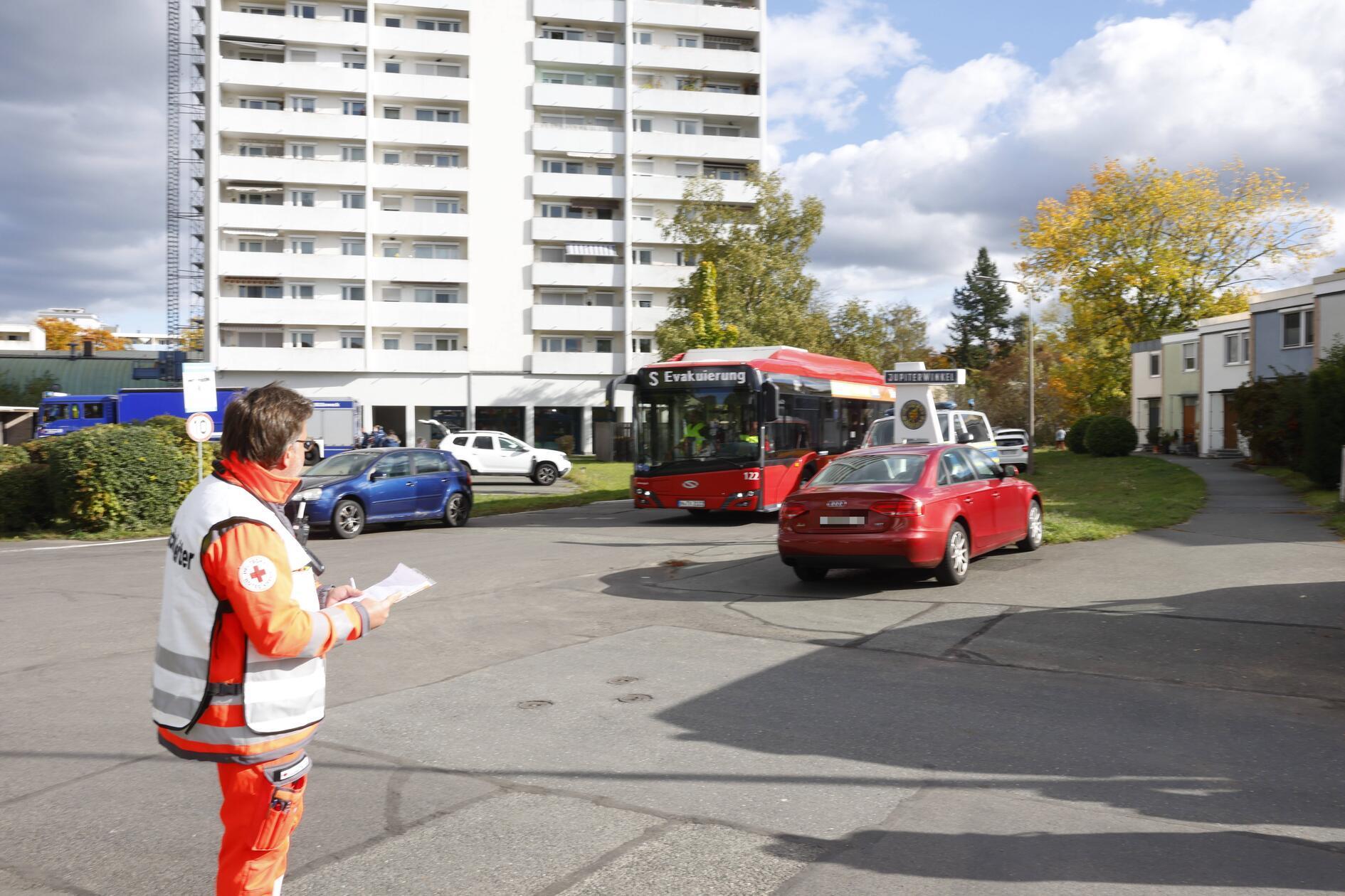 Gegen 13 Uhr hat die Evakuierung des Sperrgebiets offiziell begonnen. Nach dem Fund wurde Großalarm für die Schnelleinsatzgruppen der Hilfsorganisationen aus ganz Mittelfranken ausgelöst. 