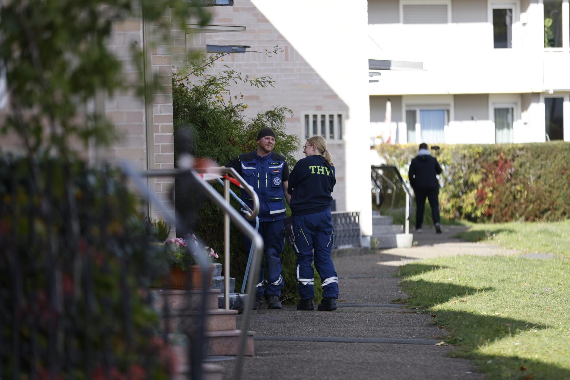 Einsatzkräfte durckämmen die Häuser nach Bewohnern: Für betroffene Anwohner steht auf dem Messegelände eine Betreuungsstelle bereit. 