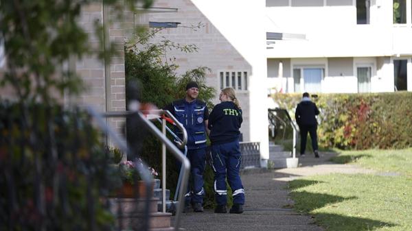 Einsatzkräfte durckämmen die Häuser nach Bewohnern: Für betroffene Anwohner steht auf dem Messegelände eine Betreuungsstelle bereit.