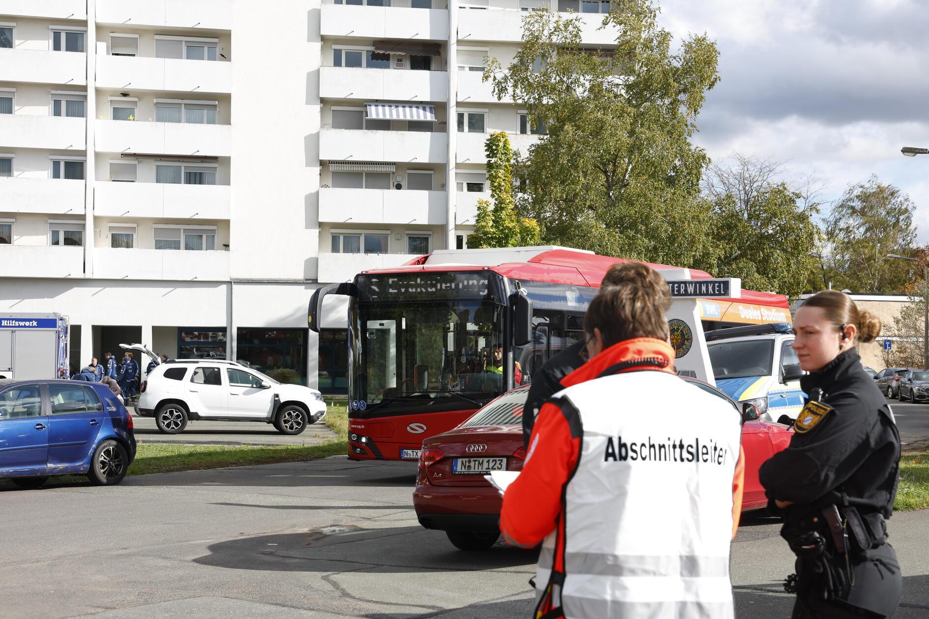 Zwei VAG-Sonderbusse pendeln als Shuttles zwischen dem Sperrgebiet und der Messe. Im südlichen Bereich bedienen sie die Haltestellen Germersheimer Straße / Pirmasenser Straße, Germersheimer Straße / Herpersdorfer Straße, Trierer Straße / Königshammerstraße sowie Trierer Straße / Herpersdorfer Straße; im nördlichen Bereich werden die Haltestellen Planetenring / Marsweg, Planetenring / Saturnweg und Planetenring / Sonnenstraße angefahren. 