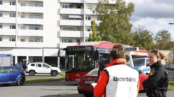 Zwei VAG-Sonderbusse pendeln als Shuttles zwischen dem Sperrgebiet und der Messe. Im südlichen Bereich bedienen sie die Haltestellen Germersheimer Straße / Pirmasenser Straße, Germersheimer Straße / Herpersdorfer Straße, Trierer Straße / Königshammerstraße sowie Trierer Straße / Herpersdorfer Straße; im nördlichen Bereich werden die Haltestellen Planetenring / Marsweg, Planetenring / Saturnweg und Planetenring / Sonnenstraße angefahren.