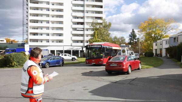 Zudem kommt es zu erheblichen Einschränkungen im regulären öffentlichen Nahverkehr: Die Buslinie E5 fährt nur noch bis zur Saarbrückener Straße und wendet dort, während die Haltestelle in der Worzeldorfer Straße nicht bedient werden kann. Die Buslinie 68 wird großräumig über die Münchener Straße und die A73 umgeleitet, weshalb die Haltestellen Kornburger Straße, Schwander Straße, Herpersdorfer Straße und Worzeldorfer Straße vorerst entfallen.
