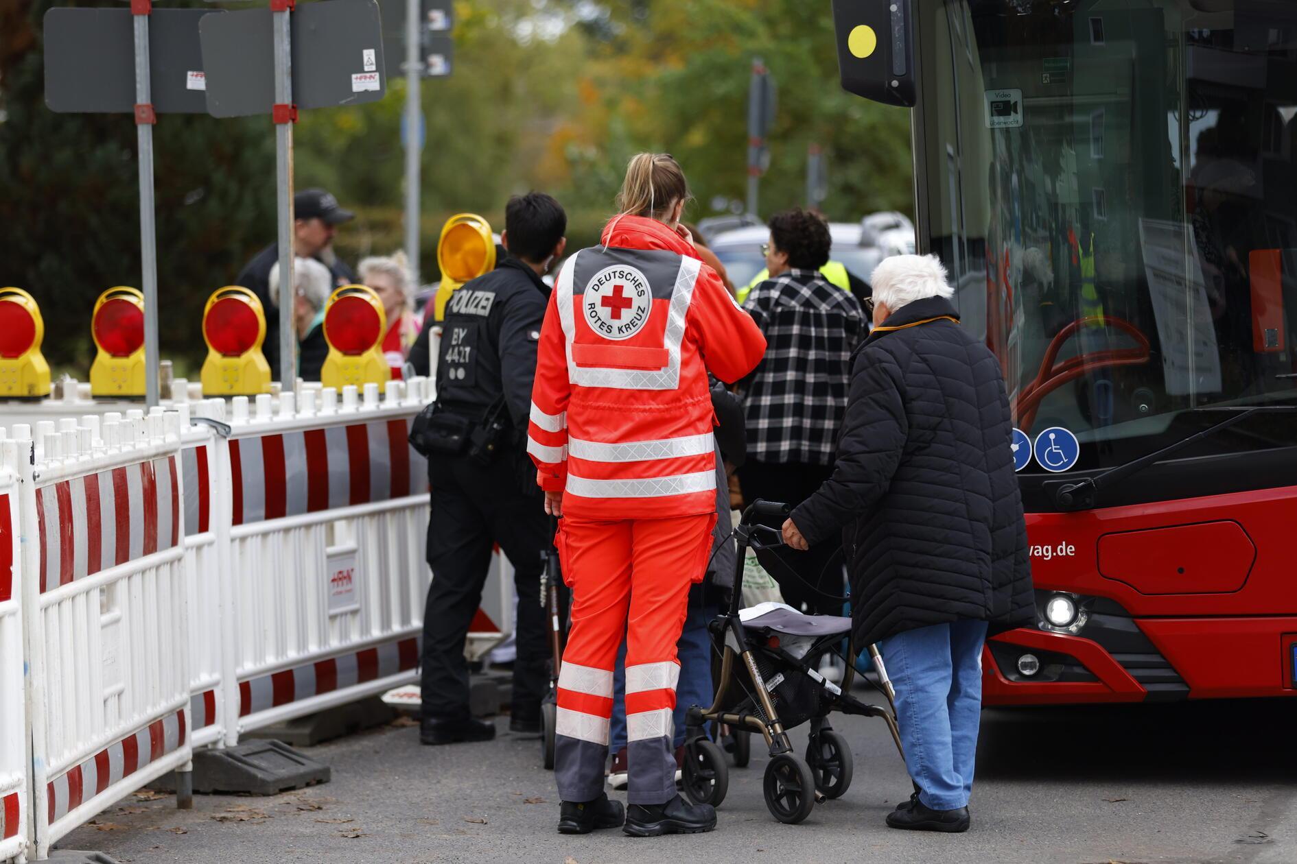 Die Evakuierung läuft am frühen Nachmittag. Von den zehn Evakuierungsabschnitten sind um kurz vor 15 Uhr drei bereits komplett geräumt, bei vier weiteren Abschnitten wurden bereits zwischen 70 und 95 Prozent der Menschen evakuiert, meldet die Stadt Nürnberg.