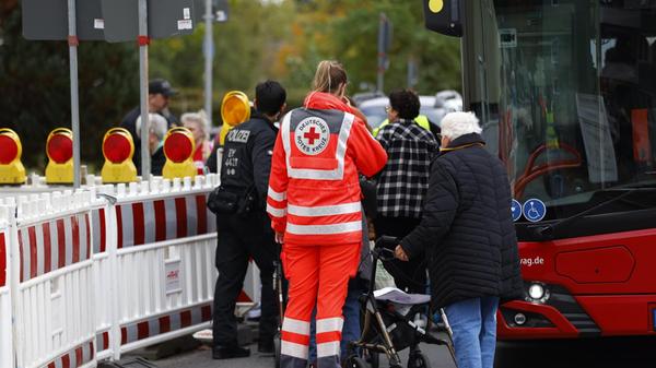 Die Evakuierung läuft am frühen Nachmittag. Von den zehn Evakuierungsabschnitten sind um kurz vor 15 Uhr drei bereits komplett geräumt, bei vier weiteren Abschnitten wurden bereits zwischen 70 und 95 Prozent der Menschen evakuiert, meldet die Stadt Nürnberg.