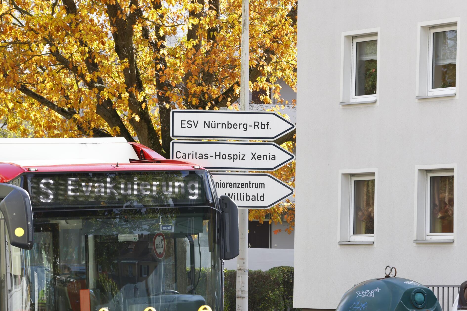 Die Evakuierung gehe weiter gut voran, heißt es um kurz vor 16 Uhr: Neben den drei bereits komplett geräumten Bereichen sind sechs weitere Abschnitte inzwichen zu mindestens 75 Prozent evakuiert.