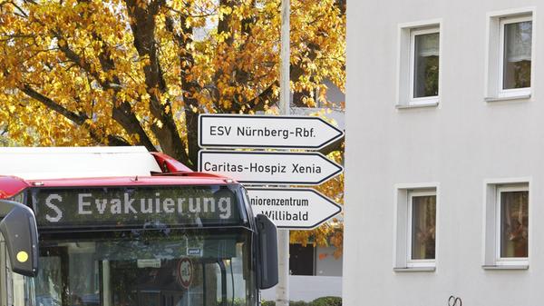 Die Evakuierung gehe weiter gut voran, heißt es um kurz vor 16 Uhr: Neben den drei bereits komplett geräumten Bereichen sind sechs weitere Abschnitte inzwichen zu mindestens 75 Prozent evakuiert.