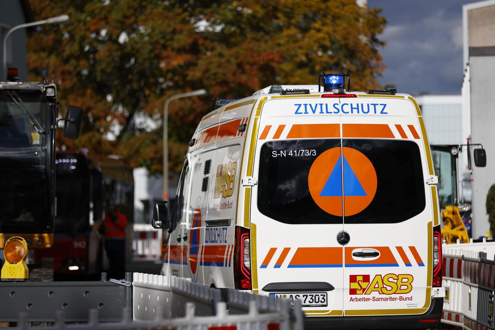 Überall finden sich in den betroffenen Gebieten in Nürnberg Fahrzeuge des Zivilschutzes.