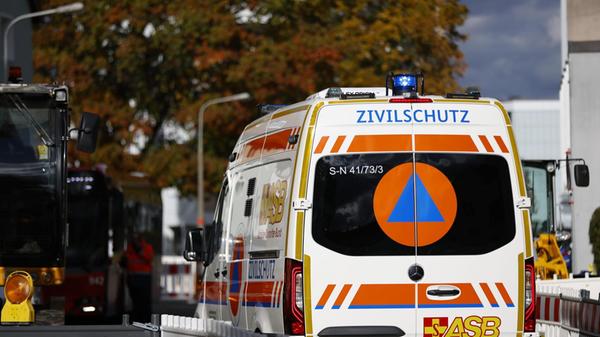 Überall finden sich in den betroffenen Gebieten in Nürnberg Fahrzeuge des Zivilschutzes.