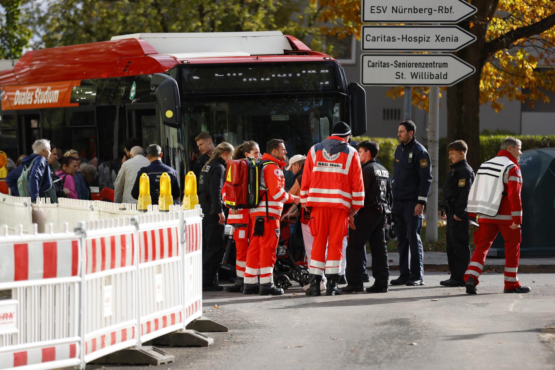 Vor allem die Evakuierung des Seniorenheims gestaltete sich umfangreich, da viele der Patienten liegend transportiert werden müssen. Weitere Informationen zu dieser Herausforderung findest du nach dem Klick auf das Link-Symbol am unteren Bildrand. 