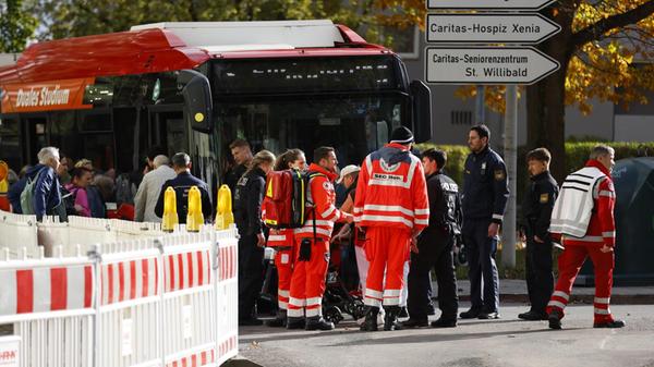 Vor allem die Evakuierung des Seniorenheims gestaltete sich umfangreich, da viele der Patienten liegend transportiert werden müssen. Weitere Informationen zu dieser Herausforderung findest du nach dem Klick auf das Link-Symbol am unteren Bildrand.