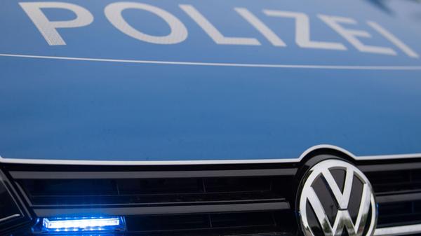 Ein Blaulicht leuchtet an einer Polizeistreife. (z