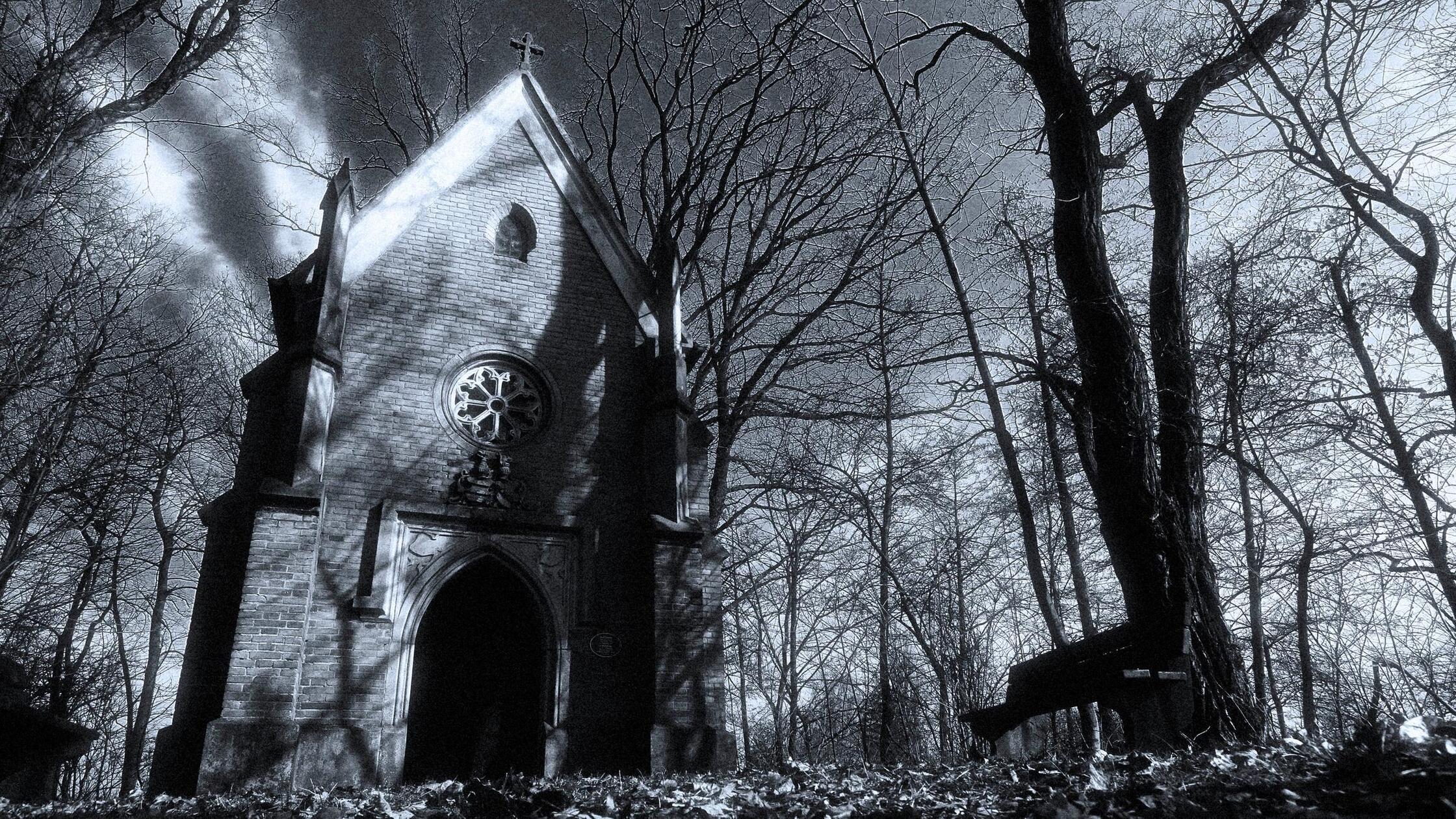 Die Gruftkapelle von Rothenstadt: In einem Waldgebiet nahe der Waldnaab hat sich die Familie von Sazenhofen, ein ursprünglich aus Niederbayern stammendes Adelsgeschlecht, einst eine eigene Gruftkapelle errichten lassen. Dieser Backsteinbau im neugotischen Stil hat die Phantasie der dort lebenden Menschen mächtig beflügelt, denn angeblich halten es die Herren von Sazenhofen vor allem rund um Allerseelen und in den Rauhnächten nicht in ihren steinernen Grabstätten aus. Mit der wilden Jagd brausen sie dann durch die Lüfte und wagen gerne auch mal mit den Hexen ein Tänzchen. Nur vor einem schwarzen Pudel mit feurigen Augen, der in dieser Gegend ebenfalls sein Unwesen treiben soll, haben auch diese adeligen Untoten Respekt.