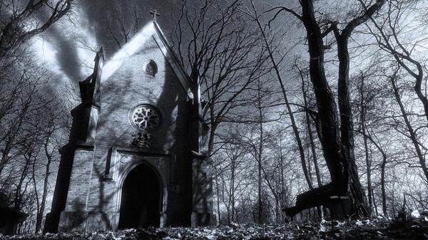 Die Gruftkapelle von Rothenstadt: In einem Waldgebiet nahe der Waldnaab hat sich die Familie von Sazenhofen, ein ursprünglich aus Niederbayern stammendes Adelsgeschlecht, einst eine eigene Gruftkapelle errichten lassen. Dieser Backsteinbau im neugotischen Stil hat die Phantasie der dort lebenden Menschen mächtig beflügelt, denn angeblich halten es die Herren von Sazenhofen vor allem rund um Allerseelen und in den Rauhnächten nicht in ihren steinernen Grabstätten aus. Mit der wilden Jagd brausen sie dann durch die Lüfte und wagen gerne auch mal mit den Hexen ein Tänzchen. Nur vor einem schwarzen Pudel mit feurigen Augen, der in dieser Gegend ebenfalls sein Unwesen treiben soll, haben auch diese adeligen Untoten Respekt.