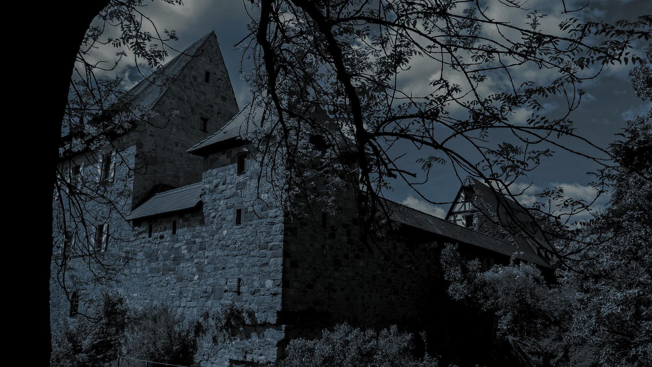 Die weiße Frau von Burg Hoheneck: Vor langer Zeit soll sich hinter diesen Mauern eine grausame Tat abgespielt haben. Eine Gräfin, deren Mann auf einem Kreuzzug starb, verliebte sich in den stolzen Burggrafen Albrecht von Nürnberg, doch ihre beiden Kinder schienen der Verbindung im Wege zu stehen. Also stach sie eines Nachts mit einer goldenen Nadel in die Köpfe ihrer Tochter und ihres Sohnes und erzählte, die beiden seien eines plötzlichen Todes gestorben. Der Graf wollte sie dennoch nicht heiraten, und seit ihrem Tod wandelt die verschmähte Gräfin in einem weißen Gewand durch das Anwesen bei Ipsheim. Man erzählt sich, dass viele Jahre lang in der Burg ein Gemälde der Verfluchten hing, das nachts manchmal nur eine leere Leinwand zeigte.
