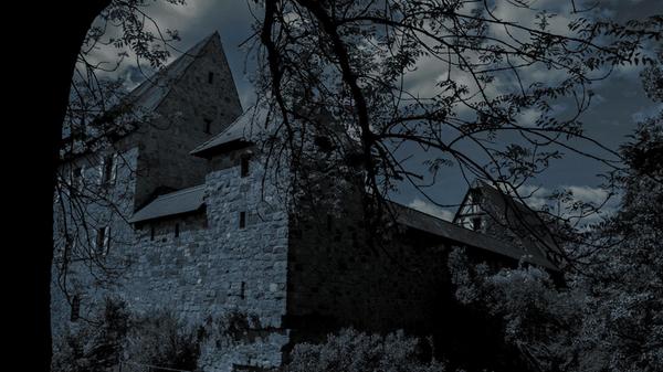 Die weiße Frau von Burg Hoheneck: Vor langer Zeit soll sich hinter diesen Mauern eine grausame Tat abgespielt haben. Eine Gräfin, deren Mann auf einem Kreuzzug starb, verliebte sich in den stolzen Burggrafen Albrecht von Nürnberg, doch ihre beiden Kinder schienen der Verbindung im Wege zu stehen. Also stach sie eines Nachts mit einer goldenen Nadel in die Köpfe ihrer Tochter und ihres Sohnes und erzählte, die beiden seien eines plötzlichen Todes gestorben. Der Graf wollte sie dennoch nicht heiraten, und seit ihrem Tod wandelt die verschmähte Gräfin in einem weißen Gewand durch das Anwesen bei Ipsheim. Man erzählt sich, dass viele Jahre lang in der Burg ein Gemälde der Verfluchten hing, das nachts manchmal nur eine leere Leinwand zeigte.