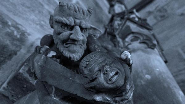Das Teufelsbrünnlein an der Nürnberger Lorenzkirche: Wie nur kann man seine Kinder zur Wahrheitsliebe erziehen? In Nürnberg schuf man für diesen Zweck die Legende vom "Schusserbou", der einst mit seinen Schulkameraden am Lorenzer Platz schusserte und dabei stets kräftig schummelte. Als er von den Freunden darauf angesprochen wurde, stritt er alles ab und rief: "Wenn‘s nicht wahr ist, soll mich der Teufel holen." Das ließ sich der Leibhaftige nicht zweimal sagen und nahm den Buben mit sich. Eine Figur am Brunnen neben der Lorenzkirche erinnert an diesen Vorfall, außerdem wird der Knauf am Chordach "Lausbubenkäpple" genannt. Während des Flugs mit dem Teufel soll der Schusserbou dort seine Mütze verloren haben.