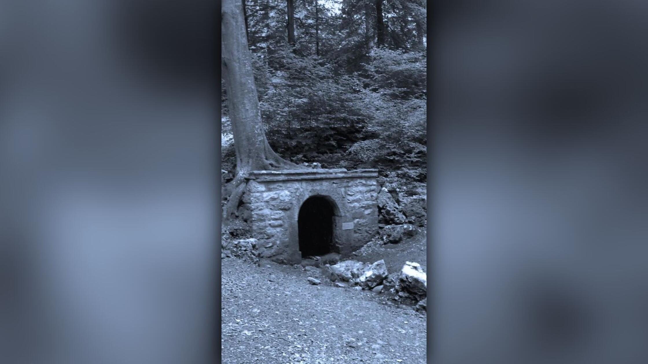 Der Römerbrunnen bei Weißenburg: Heimatforscher haben ihre Zweifel daran, doch laut einigen Erzählungen geht der Name der zu einem Brunnen gefassten Quelle des Volkskammerbaches auf einen Doppelmord zurück. Einst soll sich im Wald südöstlich von Weißenburg eine römische Kohorte aufgehalten haben, und einer der Soldaten tötete dort ein germanisches Mädchen und deren Vater. Das Mädchen wollte der Legionär eigentlich zur Sklavin machen, doch sein Opfer wehrte sich nach Kräften und wurde schließlich erstochen und im Waldboden verscharrt. Seitdem geistert die Gemeuchelte als weiße Gestalt durch den Wald, um ihren Vater zu suchen.
