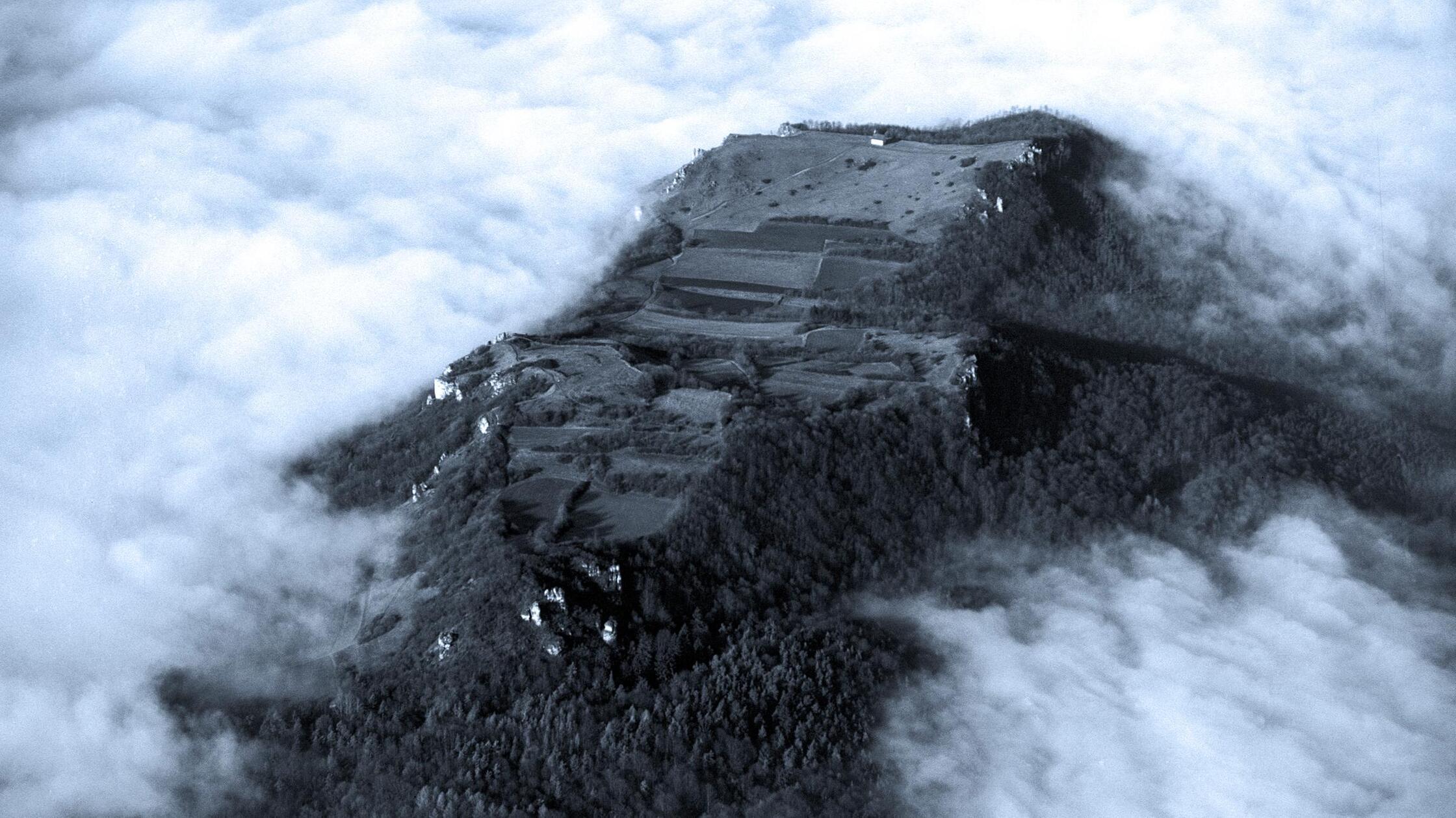 Die Ehrenbürg - der Berg der Hexen: Natürlich ranken sich auch um das erhabene und im Volksmund nur "Walberla" genannte Hochplateau im Landkreis Forchheim einige Sagen und Legenden. Unter anderem war das beliebte Ausflugsziel in grauer Vorzeit eine heidnische Kultstätte und angeblich auch ein Refugium für Hexen und Dämonen. Die Menschen in den umliegenden Dörfern zeichneten deshalb drei Kreuze an die Türen der Häuser und Ställe, um das Böse abzuhalten. Angeblich habe die Namensgeberin des "Walberlas", die Heilige Walburga, die auf der Ehrenbürg hausenden Hexen gezwungen, ihr beim Bau der immer noch dort stehenden Kapelle zu helfen. Dafür dürfen sie in der Walpurgisnacht ihr Unwesen treiben.