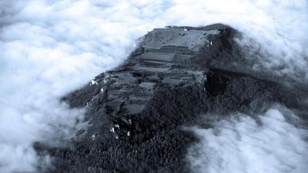 Die Ehrenbürg - der Berg der Hexen: Natürlich ranken sich auch um das erhabene und im Volksmund nur "Walberla" genannte Hochplateau im Landkreis Forchheim einige Sagen und Legenden. Unter anderem war das beliebte Ausflugsziel in grauer Vorzeit eine heidnische Kultstätte und angeblich auch ein Refugium für Hexen und Dämonen. Die Menschen in den umliegenden Dörfern zeichneten deshalb drei Kreuze an die Türen der Häuser und Ställe, um das Böse abzuhalten. Angeblich habe die Namensgeberin des "Walberlas", die Heilige Walburga, die auf der Ehrenbürg hausenden Hexen gezwungen, ihr beim Bau der immer noch dort stehenden Kapelle zu helfen. Dafür dürfen sie in der Walpurgisnacht ihr Unwesen treiben.