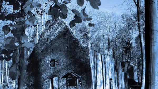 Die Uhlberg-Kapelle bei Auernheim: Vor allem auf viele junge Leute übt die Ruine der St. Ulrichs-Kapelle eine große Anziehungskraft aus. Zahlreiche Mystery-Seiten und einschlägige Chatrooms im Internet beschäftigen sich mit den angeblichen übersinnlichen Phänomenen an diesem abgelegenen Ort, unter anderem soll auch dort eine weiße Frau spuken. Allerdings wird die Ruine immer wieder für wilde Partys und okkulte Veranstaltungen missbraucht, leere Flaschen und Getränkedosen sowie Schmierereien an den Wänden sind die Folge. Das nahegelegene Jagdhaus musste vor einigen Jahren nach heftigem Vandalismus sogar abgerissen werden.