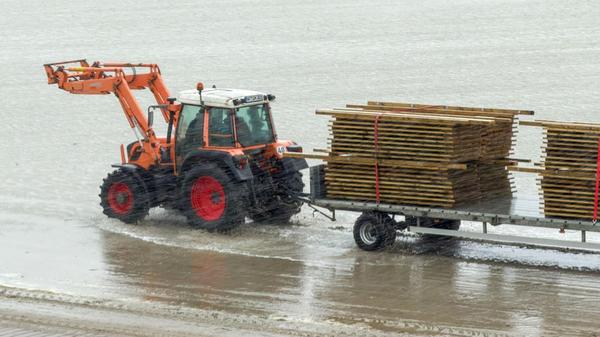 Ein Strandkorbpodest wird bei stürmischem Wind und