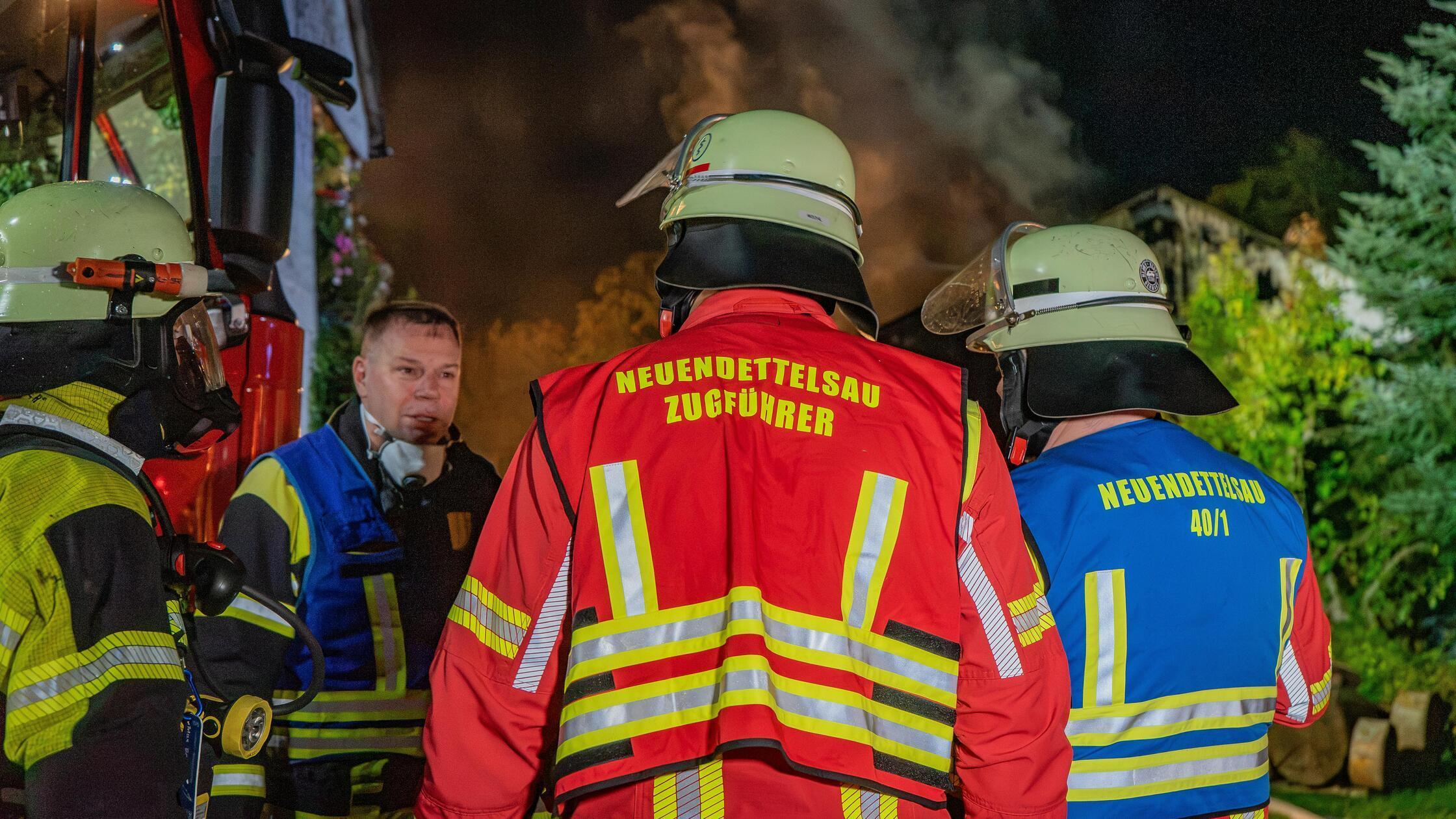 Ein Großaufgebot von rund 90 Einsatzkräften rückte umgehend an, um die lodernden Flammen unter Kontrolle zu bringen. 