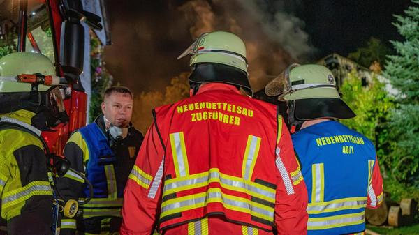 Ein Großaufgebot von rund 90 Einsatzkräften rückte umgehend an, um die lodernden Flammen unter Kontrolle zu bringen.