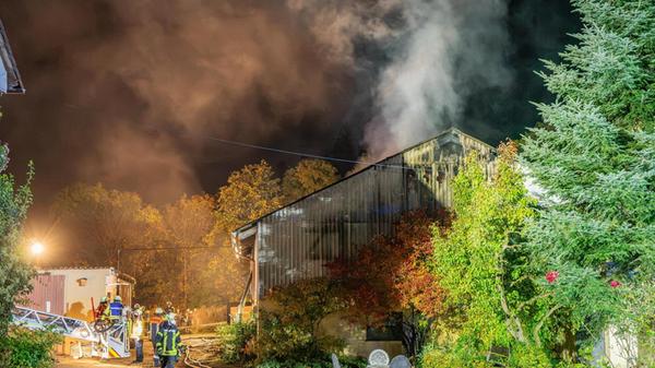 Das schnelle Eingreifen und Handeln der Feuerwehrleute verhinderte, dass das Feuer auf umliegende Gebäude übergreifen konnte.
