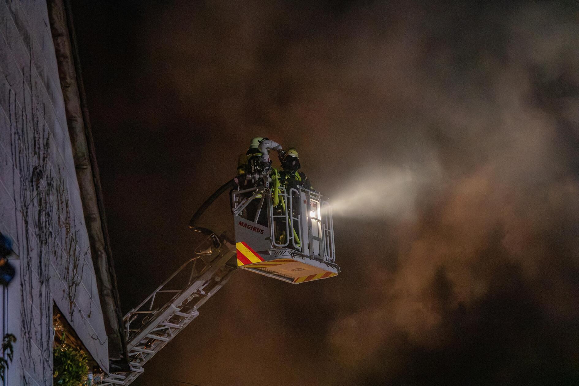 Nach ersten vorsichtigen Schätzungen beläuft sich der entstandene Sachschaden auf rund 250.000 Euro, hieß es in der Nacht vor Ort. Am Sonntag spricht die Polizei von einem Schaden "im sechsstelligen Bereich". 