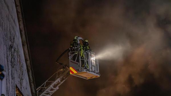 Nach ersten vorsichtigen Schätzungen beläuft sich der entstandene Sachschaden auf rund 250.000 Euro, hieß es in der Nacht vor Ort. Am Sonntag spricht die Polizei von einem Schaden "im sechsstelligen Bereich".