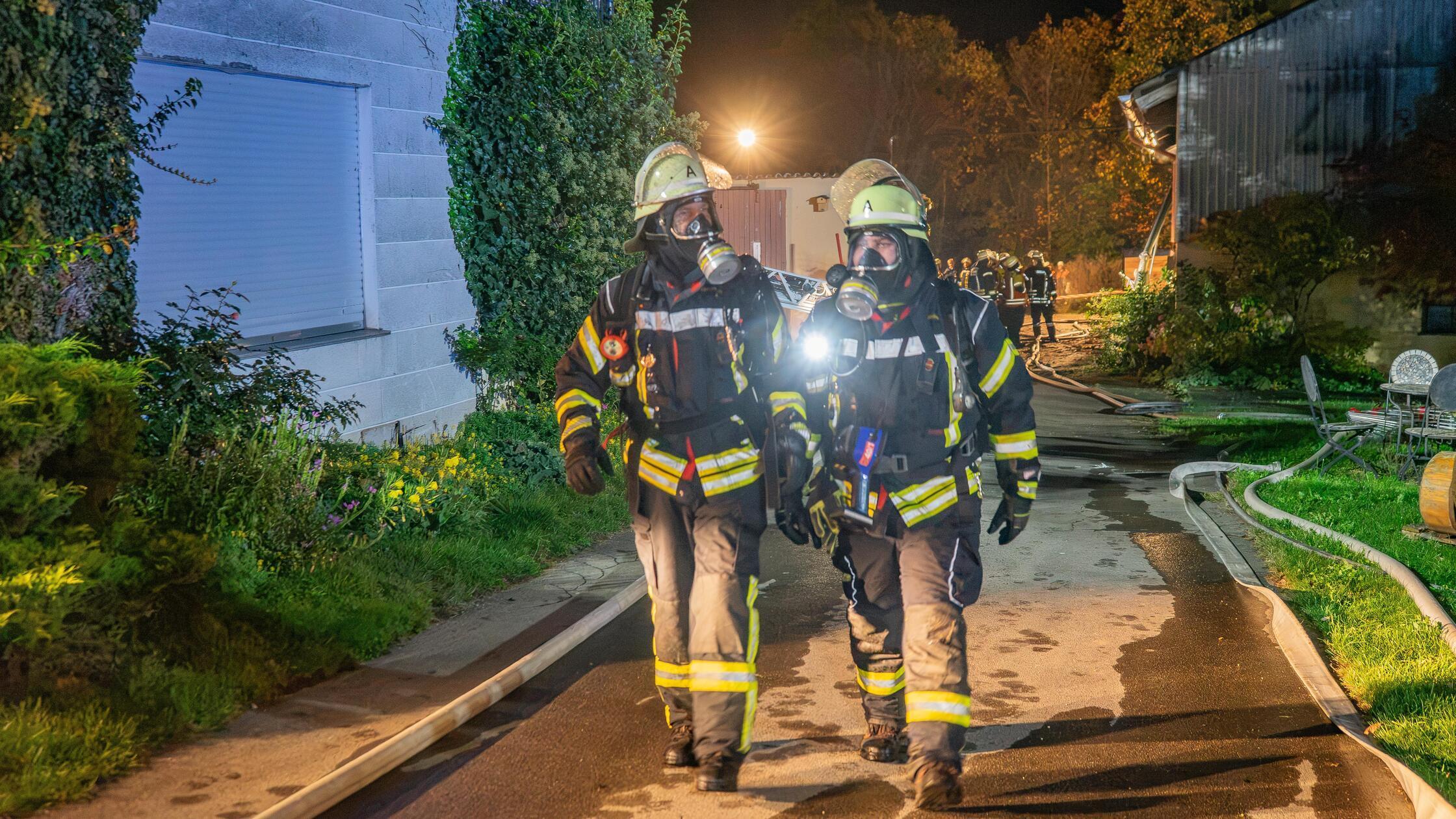 Laut Feuerwehrsprecher konnten die Kräfte die Halle aufgrund der Einsturzgefahr nicht betreten und mussten daher von oben mit der Drehleiter ablöschen.