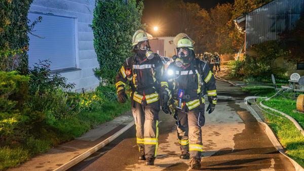 Laut Feuerwehrsprecher konnten die Kräfte die Halle aufgrund der Einsturzgefahr nicht betreten und mussten daher von oben mit der Drehleiter ablöschen.
