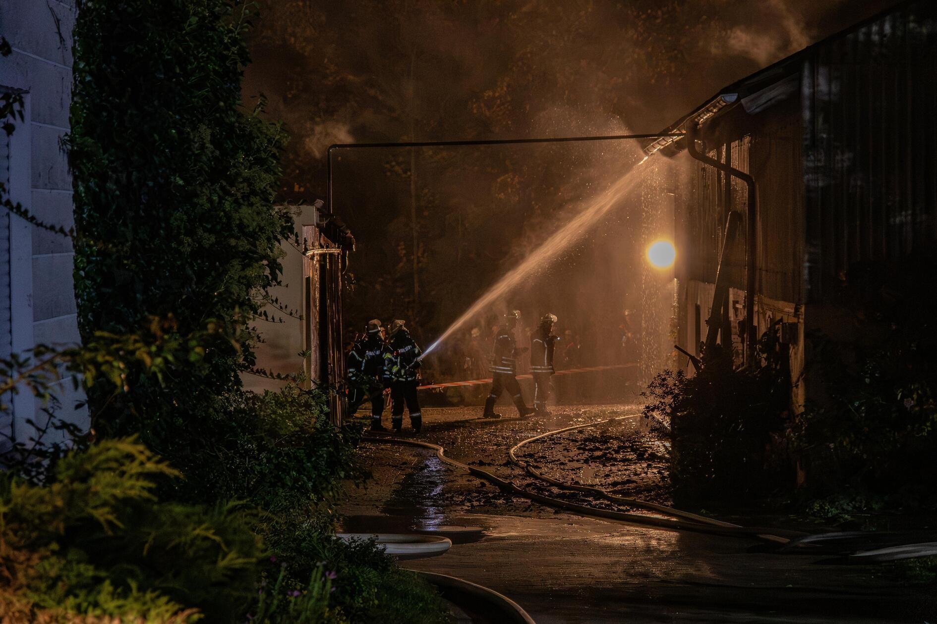 Zur genauen Ursache des Brandes liegen derzeit noch keine gesicherten Erkenntnisse vor. Die Polizei hat vor Ort die Ermittlungen aufgenommen, um die Hintergründe des Brands aufzuklären.